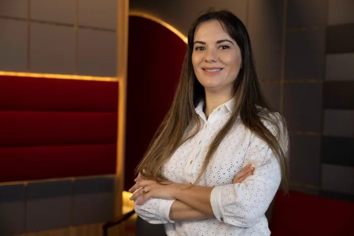 Equilibrando pessoas e tecnologia com otimização dos centros de contato com IA Generativa