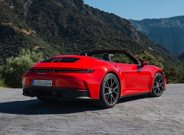 Já o 911 Carrera Cabriolet das fotos traz o clássico 