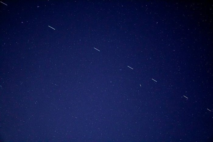 Satélites da Starlink flagrados cruzando o céu.