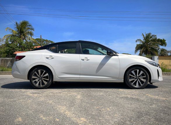 Com perfil elegante e rodas aro 17 diamantadas, o Sentra vira cabeças por onde passa.