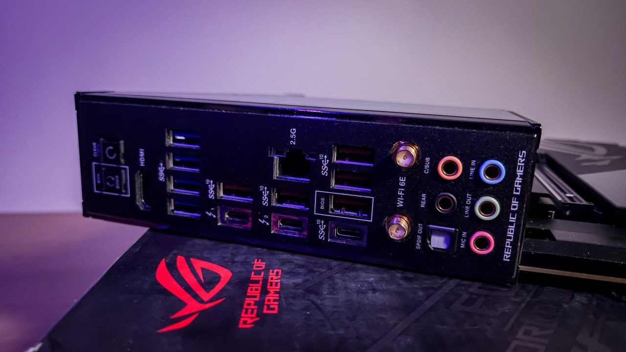 I/O da ROG Maximus Z790 Hero possui porta USB específica para atualização de BIOS.