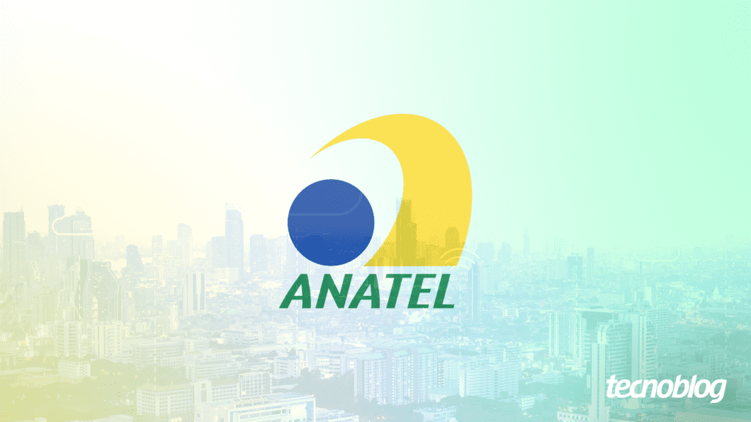 Logotipo da Anatel com cidade no fundo