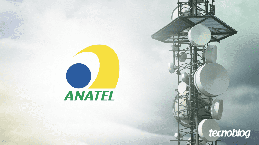 Logotipo da Anatel ao lado de uma antena de telecomunicações