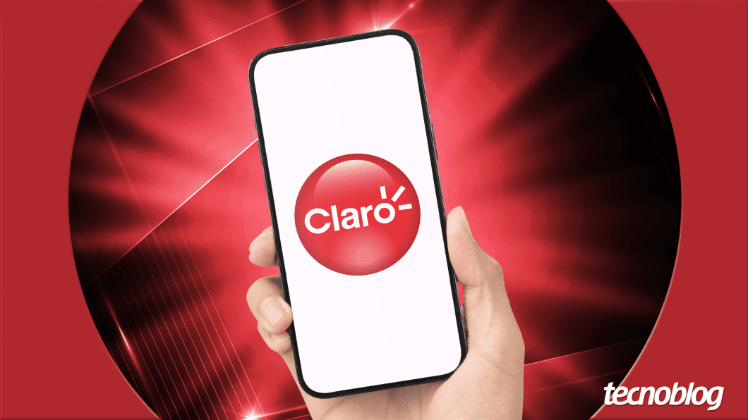 Mão segurando smartphone. Na tela está a marca da Claro.