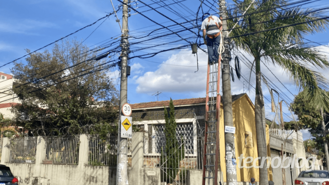 Técnicos da Oi expandindo rede de fibra óptica em Belo Horizonte/MG