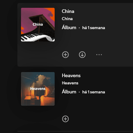 Tela de notificações do Spotify informando álbuns novos dos artistas Heavens e China. Ambos foram lançados havia uma semana e têm capa similar, com nome no centro, mesma fonte e ilustração genérica