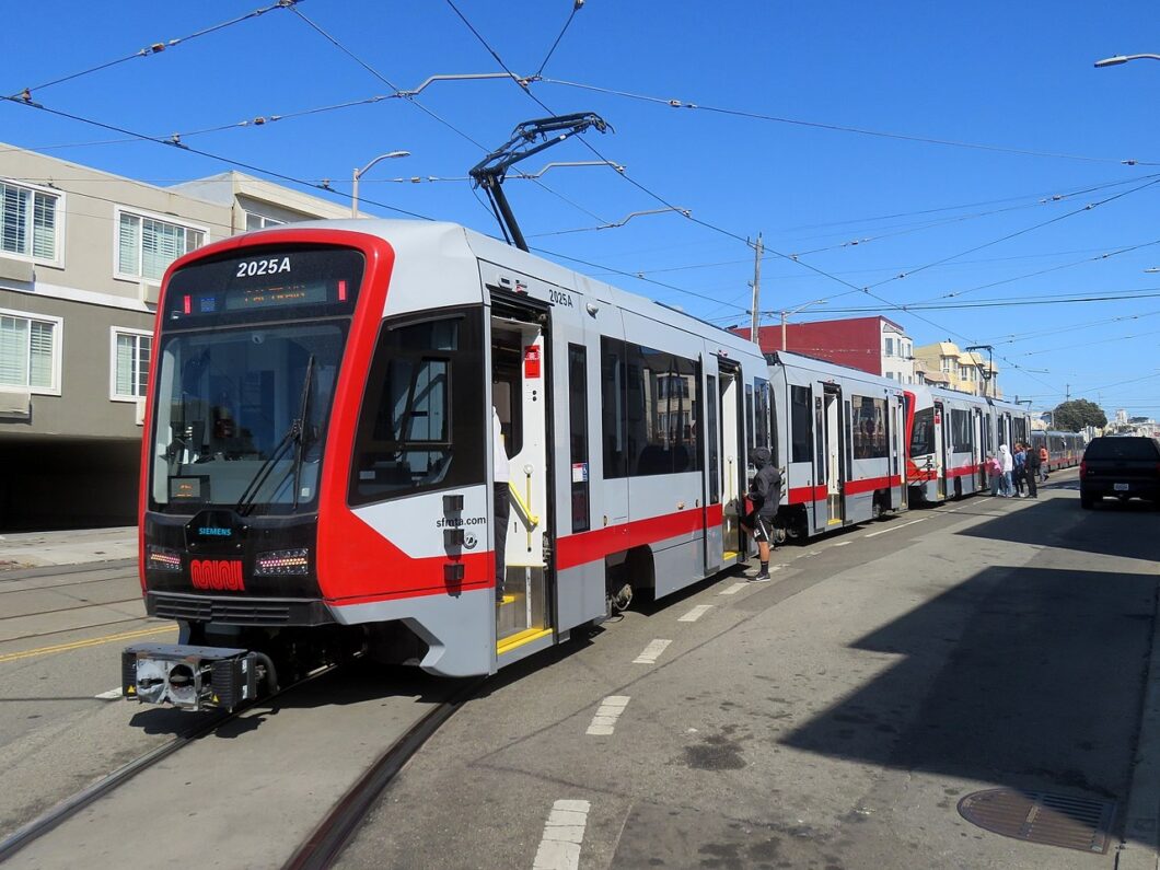 Trem do Muni Metro (imagem: reprodução/Wikimedia)