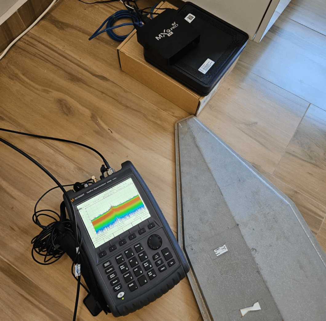 Analisador de espectro identificando pico de interferência em aparelho TV Box