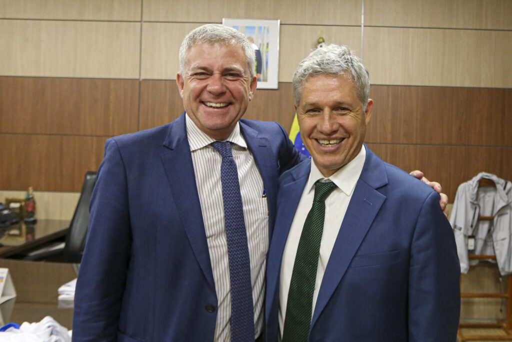 Deputados de São Paulo proíbem celulares nas escolas