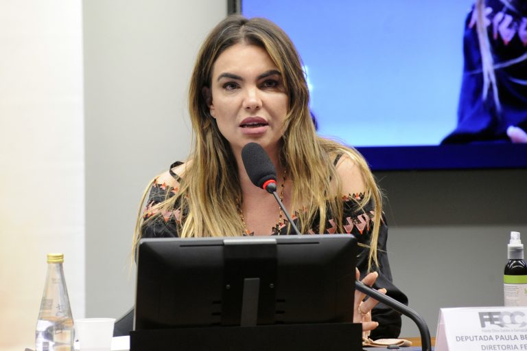 Proposta que proíbe celulares nas escolas avança na Câmara