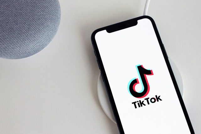 TikTok faz demissão em massa e direciona moderação para IA