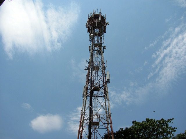 Telecom recua 1% em agosto e serviços em geral caem 0,4%