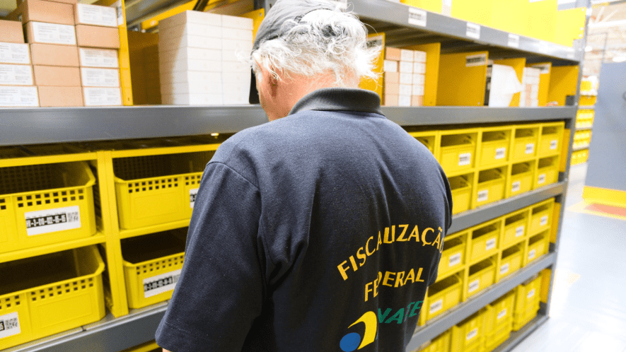 Agente da Anatel fiscalizando centro de distribuição de e-commerce