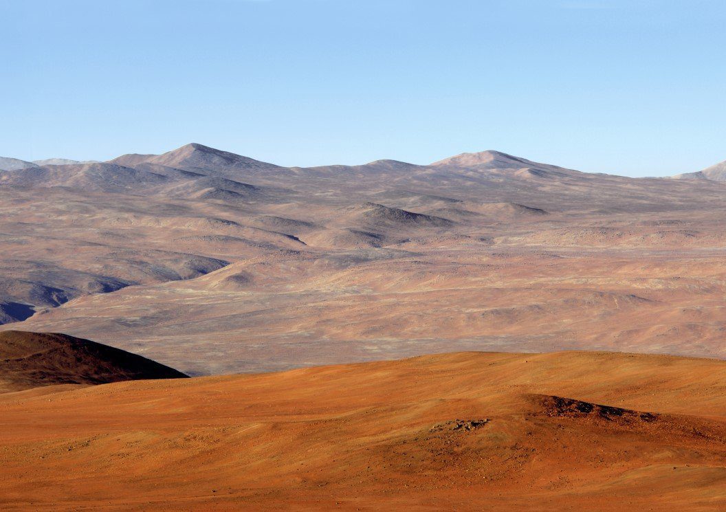 A imagem apresenta o Deserto do Atacama; fotografada a partir do o Observatório Paranal do ESO, do Very Large Telescope (VLT). Fonte: WikiMedia Commons.