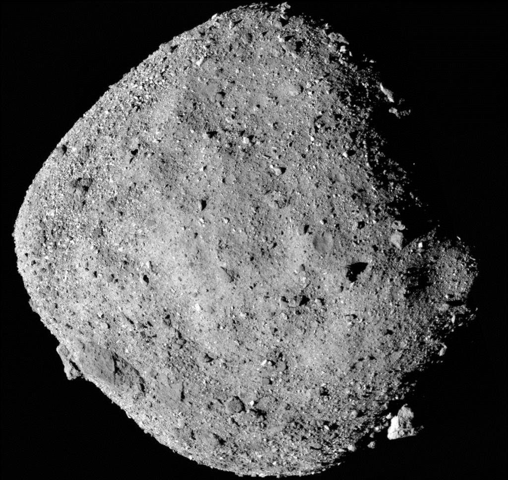 A sonda robótica OSIRIS-REx visitou Bennu em 2023. 