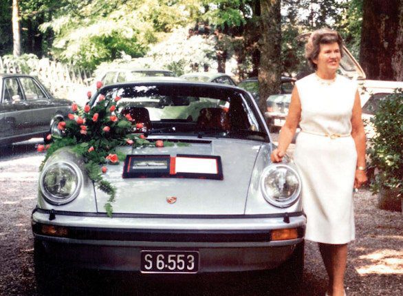 Eis o primeiro 911 Turbo da história ao lado de sua dona, Louise Piëch, filha de Ferdinand Porsche.