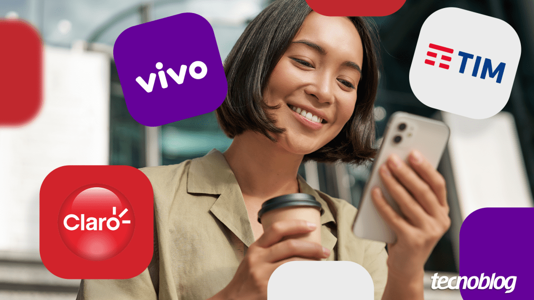 Mulher utiliza celular. Próximo dela estão as marcas de Claro, TIM e Vivo.