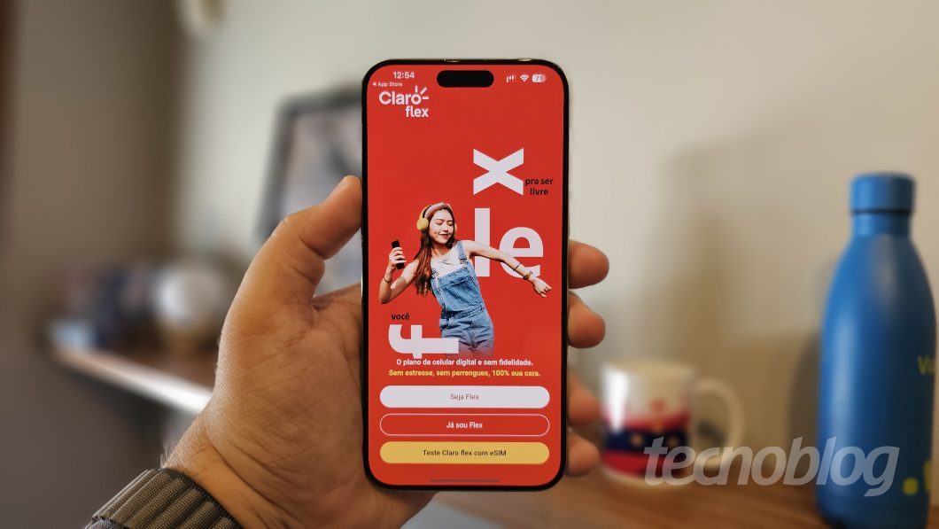 Celular com aplicativo do Claro Flex aberto