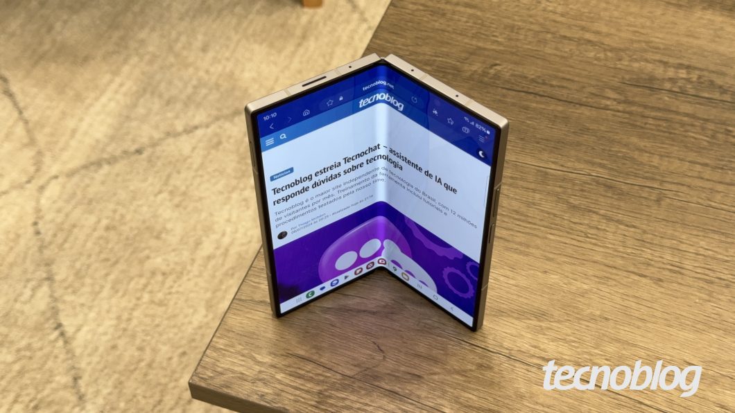 Design dobrável do Galaxy Z Fold 6, apresentado no Unpacked de Paris (Foto: Thássius Veloso/Tecnoblog)