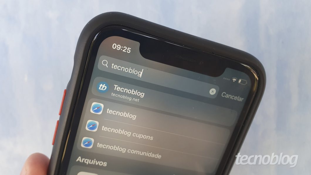iPhone com o termo "tecnoblog" na busca do Spotlight e a sugestão do site do Tecnoblog em primeiro lugar nos resultados