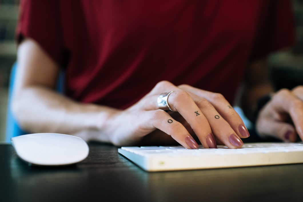 magic mouse / unsplash by Kelly Sikkema