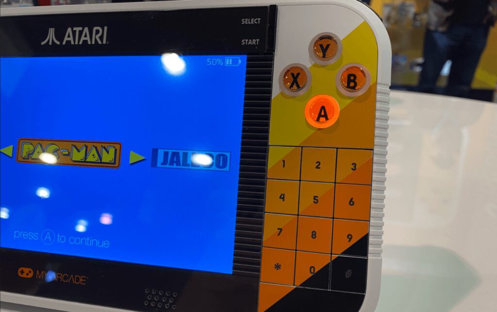 Gamestation GO é o novo portátil nostálgico da Atari! Veja impressões direto da CES 2025