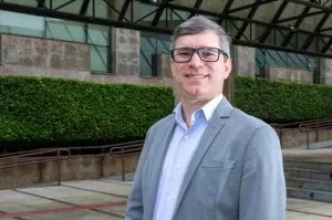 Adriano Krzyuy volta à presidência da Assespro-PR