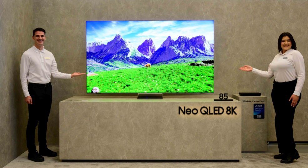 A Samsung revelou na CES 2025 um modelo Neo QLED 8K com recursos de IA. (Imagem: Divulgação/Samsung)