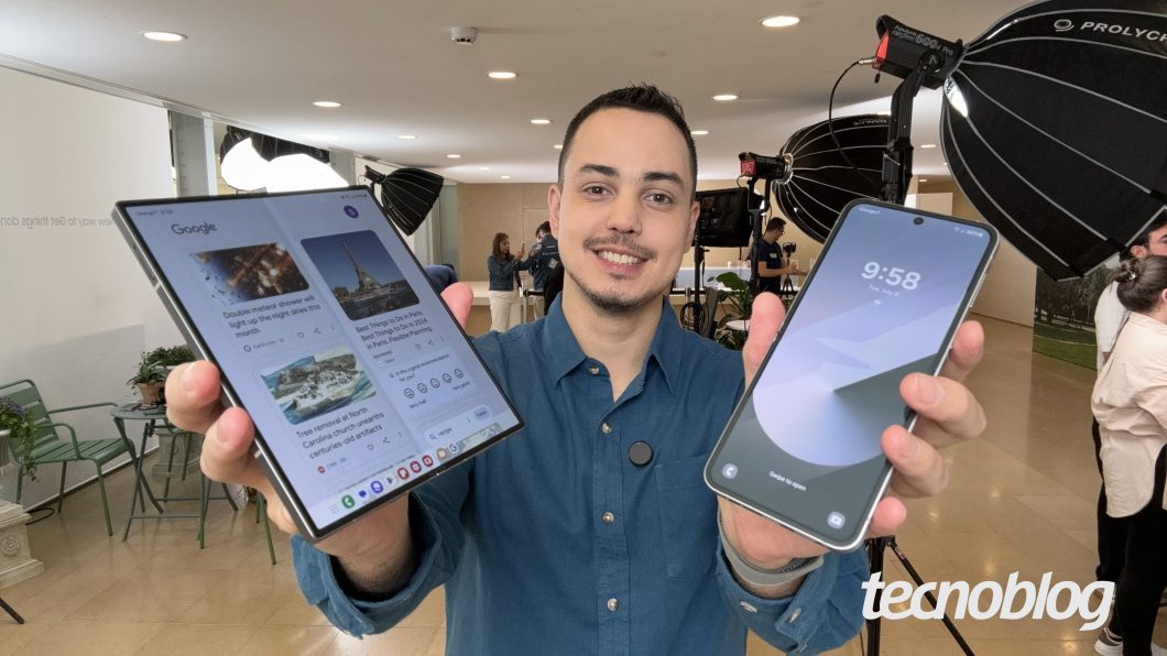 Homem sorrindo segurando um Galaxy Z Fold 6 e um Galaxy Z Flip 6 (Foto: Thássius Veloso/Tecnoblog)