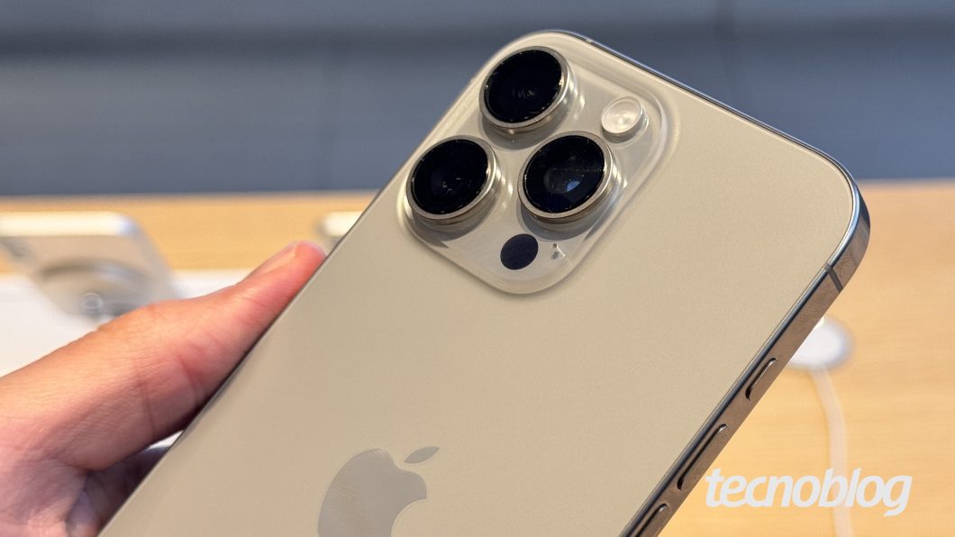 IPhone 16 Pro numa loja da Apple nos Estados Unidos (foto: Thássius Veloso/Tecnoblog)