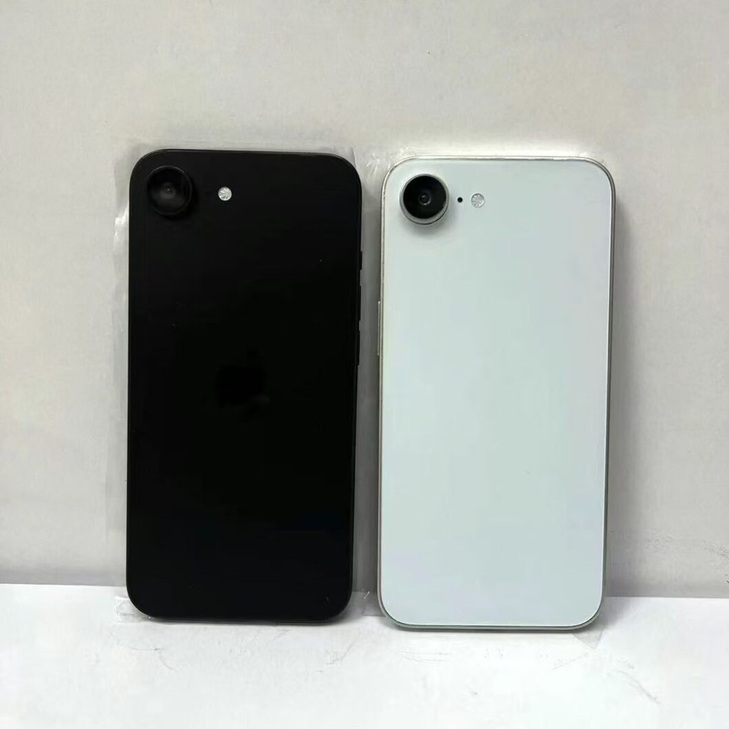 Celular preto e celular branco colocados lado a lado (Imagem: Reprodução/Sonny Dickson)