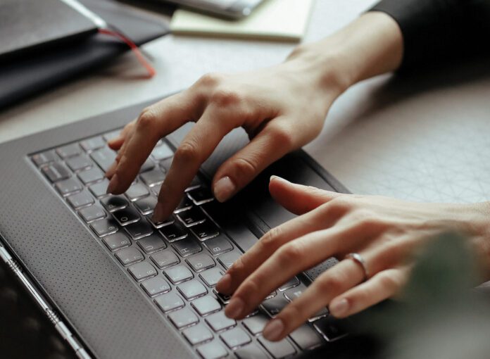 Problemas com qualidade, atrasos e propaganda enganosa desafiam marcas no Brasil, aponta pesquisa