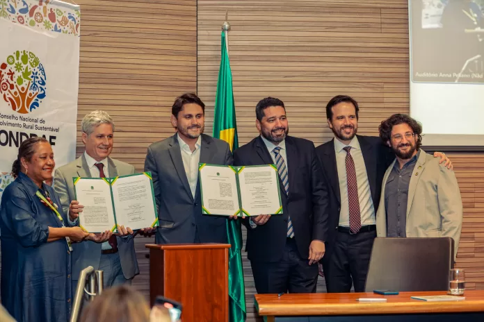 MCom assina acordos para viabilizar acesso à internet e logística de produtos da agricultura familiar