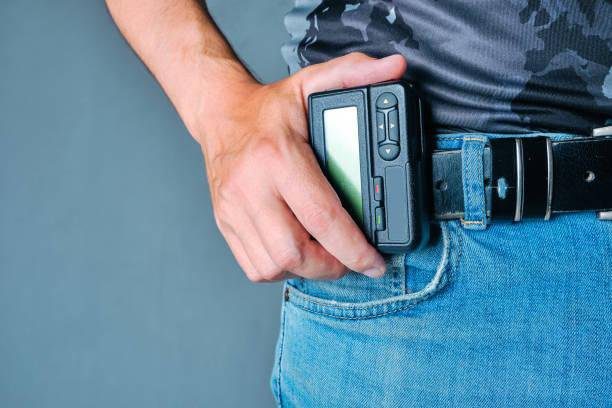 Os pagers eram usados presos na cintura, antigamente. (Imagem: Getty Images/Reprodução)