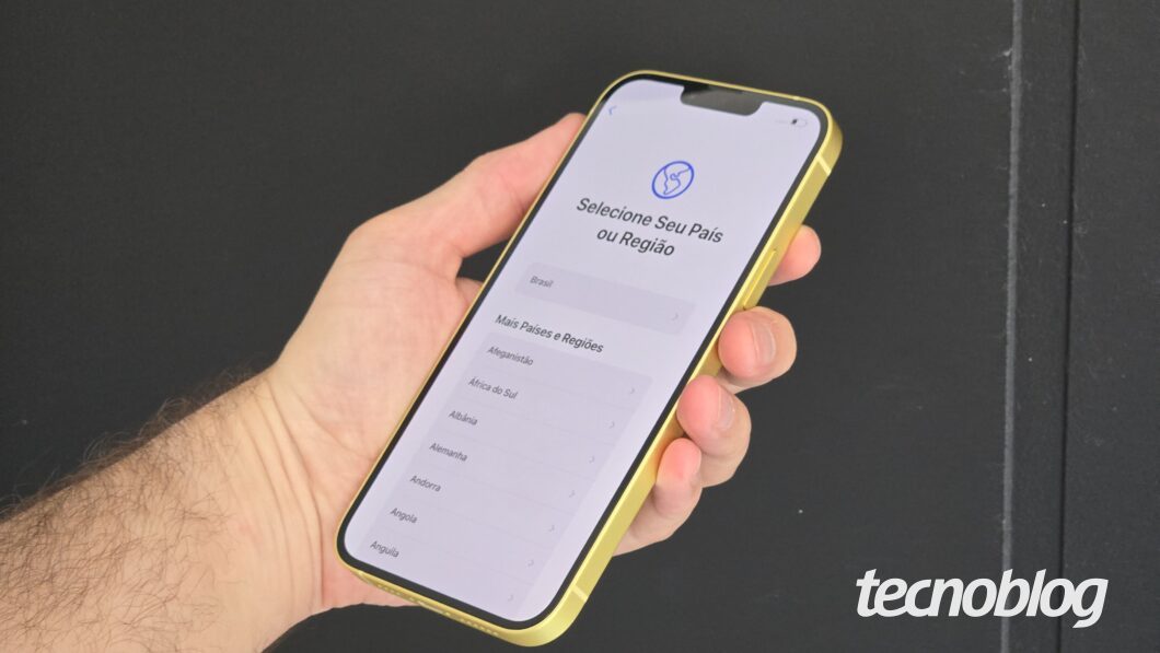 iPhone 14 Plus na mão (Imagem: Thássius Veloso/Tecnoblog)