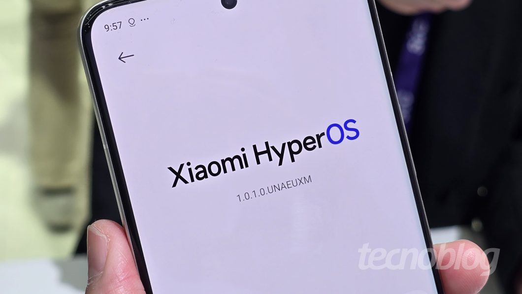 Tela de celular exibe a marca do Xiaomi HyperOS.