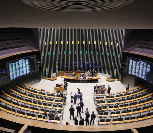 PL dos postes segue para a Câmara dos Deputados
