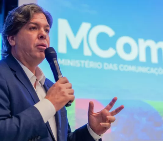 Em evento da Abrint, ministro promete edital do Acessa Crédito e apoio a PL de postes
