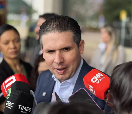 Motta prevê votação do PL da IA em junho e rejeita adiar debate para 2027