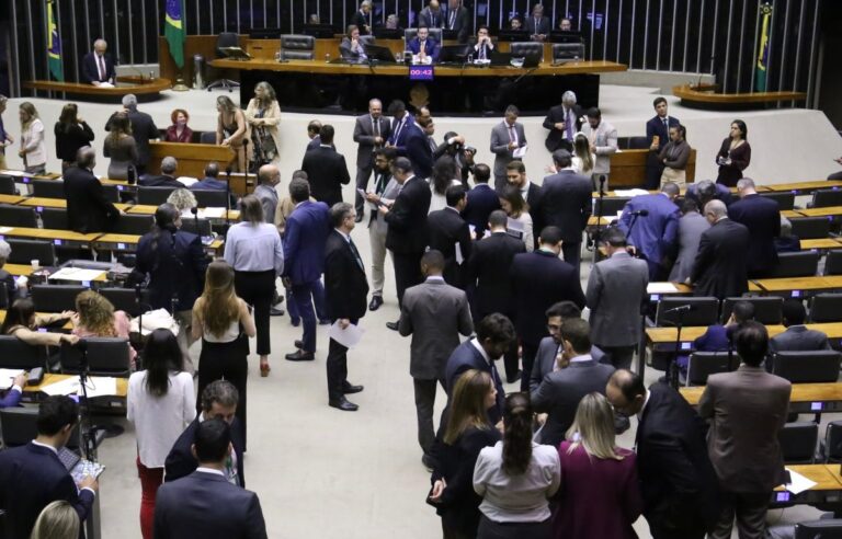 Comissão aprova Plano Nacional de Inclusão Digital com metas de cobertura, conexão de escolas e de UBS