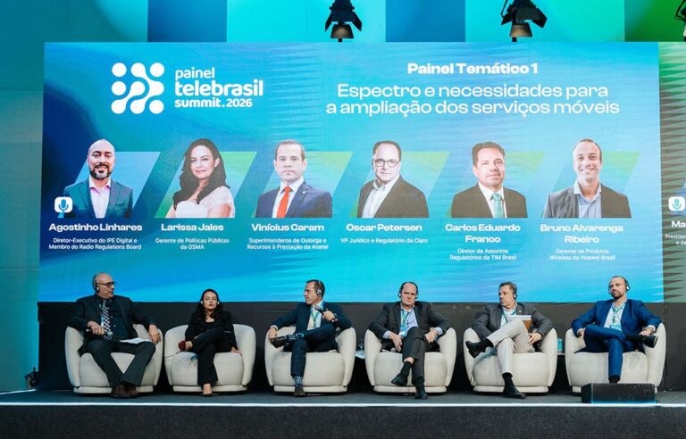 Claro critica risco de reconstrução de rede em debate sobre faixa de 850 MHz; TIM alerta para bilhões já investidos