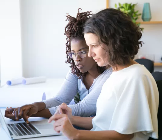 Mulheres alcançam 40% da força de trabalho e 35% da liderança em TICs