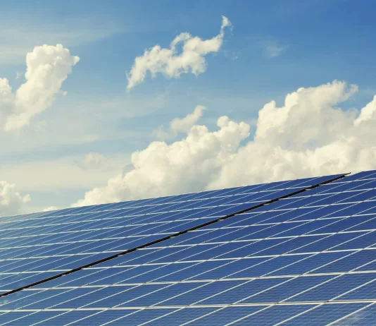 TIM produz 70% da energia utilizada em operações de telecom