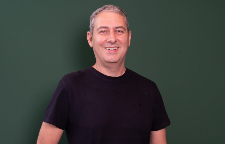 Nio entra no mercado móvel em parceria com a Surf Telecom