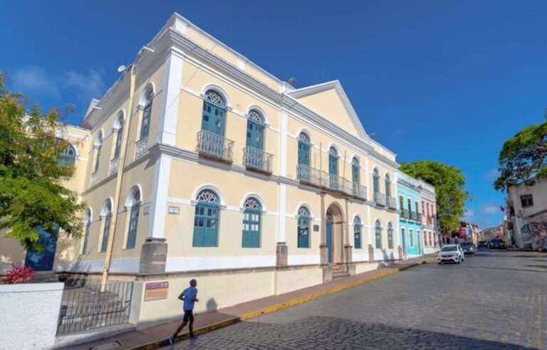 TIM amplia cobertura 5G em Olinda com antenas integradas às fachadas
