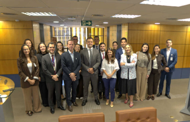 Anatel e marketplaces firmam compromisso para eliminar venda de minicelulares irregulares
