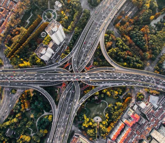 Infraestrutura é entrave para veículo inteligente no Brasil, afirma Anfavea