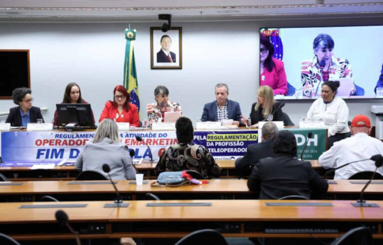 Sindicatos querem regulamentar profissão de teleoperador; empresas alertam para impacto sobre empregos