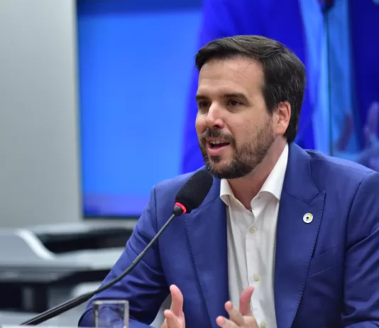 Anatel vê preço de smartphone como barreira à inclusão digital