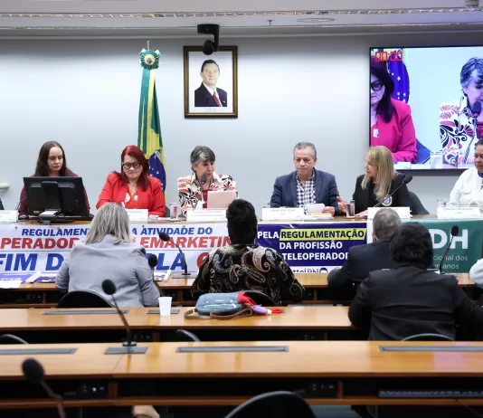 Trabalhadores de teleatendimento cobram regulamentação da profissão